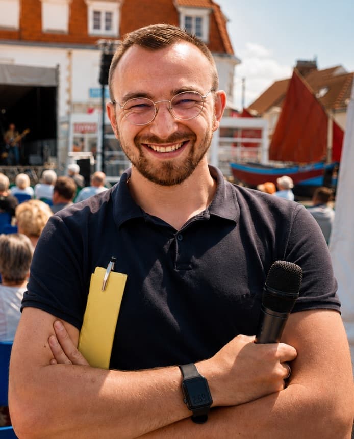 Florian Famchon, fondateur d’Étincelles Factory, un micro à la main lors d’un événement.