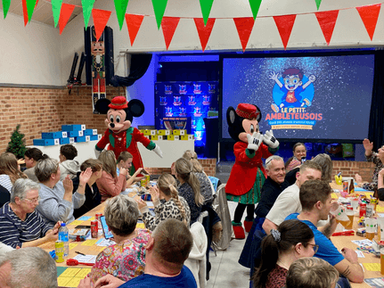 Des mascottes à la rencontre des participants pendant le Loto des Boîtes