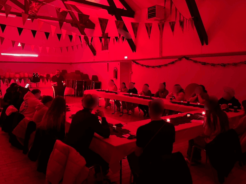 Les participants réunis autour des tables pendant une partie de La Nuit des Loups