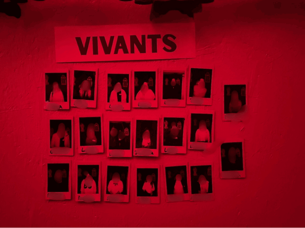 Les portraits des joueurs affichés sur le tableau des vivants pendant La Nuit des Loups