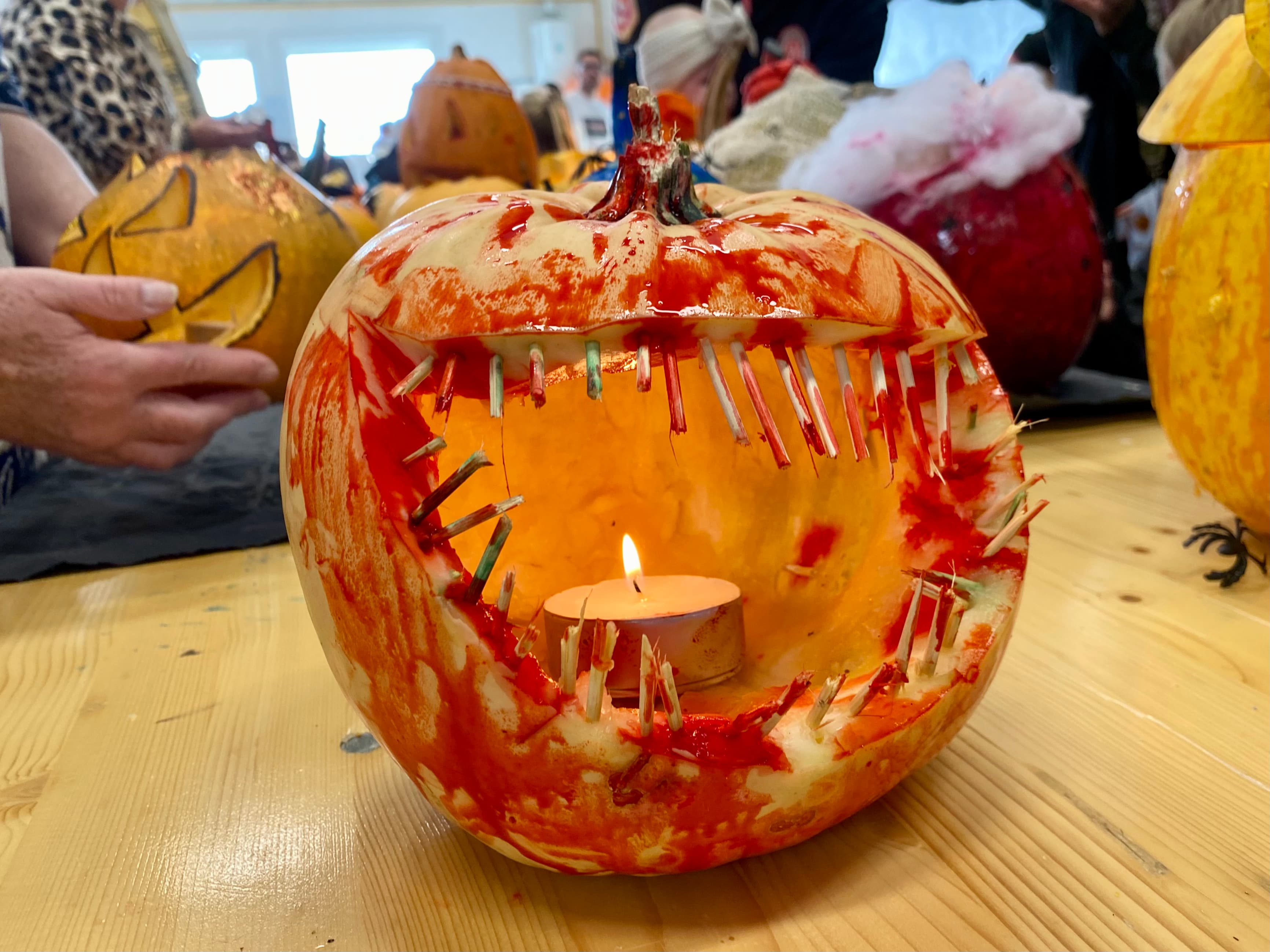 Une citrouille sculptée et éclairée pendant l’atelier Citrouilles en Folie