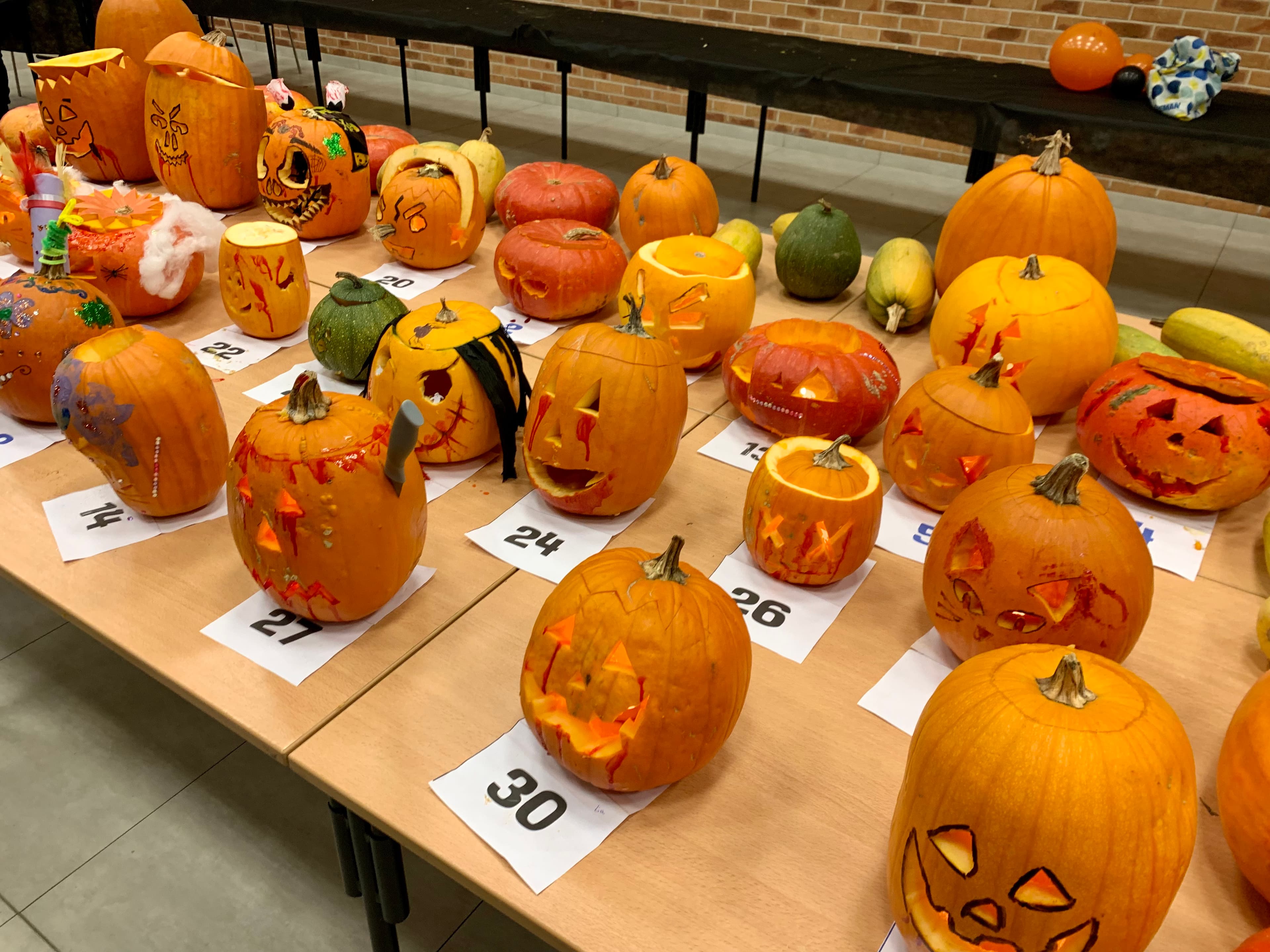 Les citrouilles sculptées par les participants, réunies à la fin de l’atelier