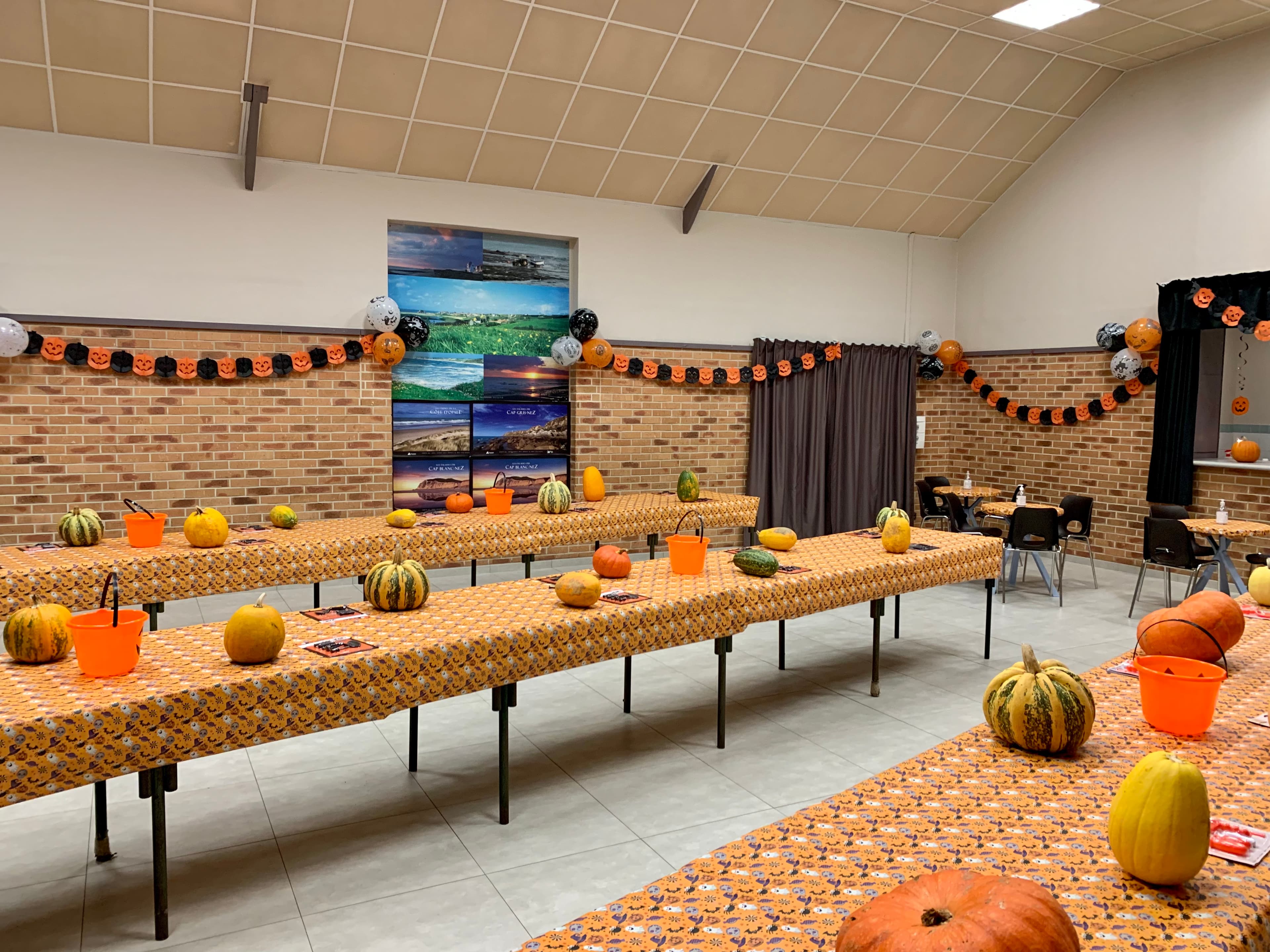 La salle décorée et les postes de sculpture préparés avant l’arrivée des participants